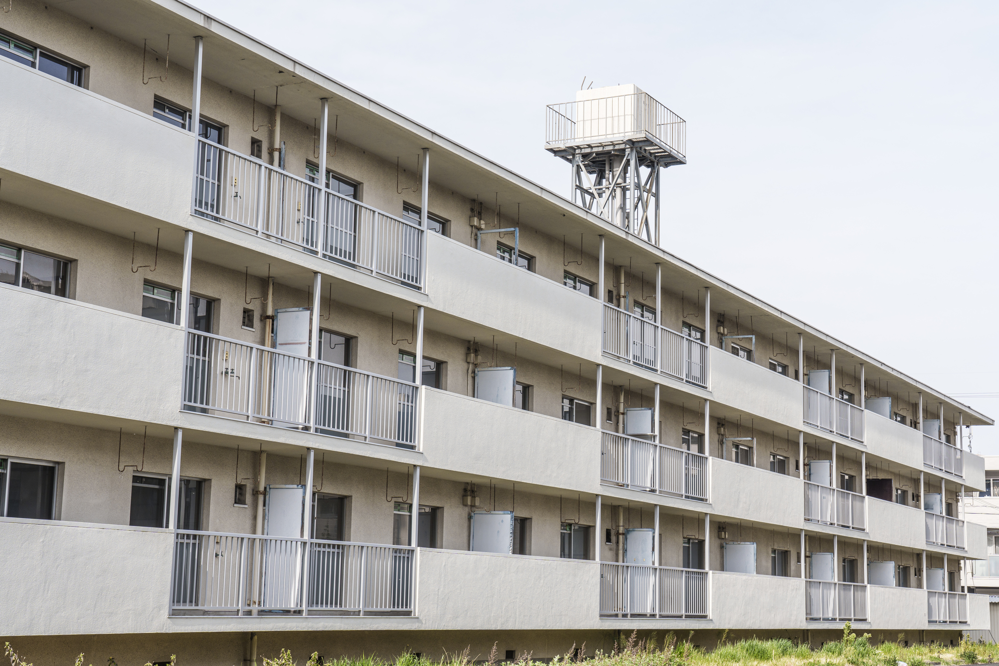 アパート取り壊しによる立ち退き要請にどう対応すべきか?正当事由と立退料の相場を解説